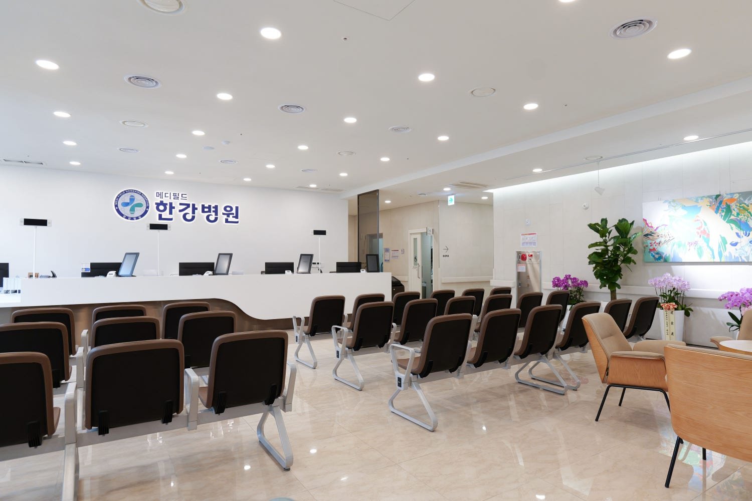 메디필드 한강병원 외래 진료를 기다리는 자리