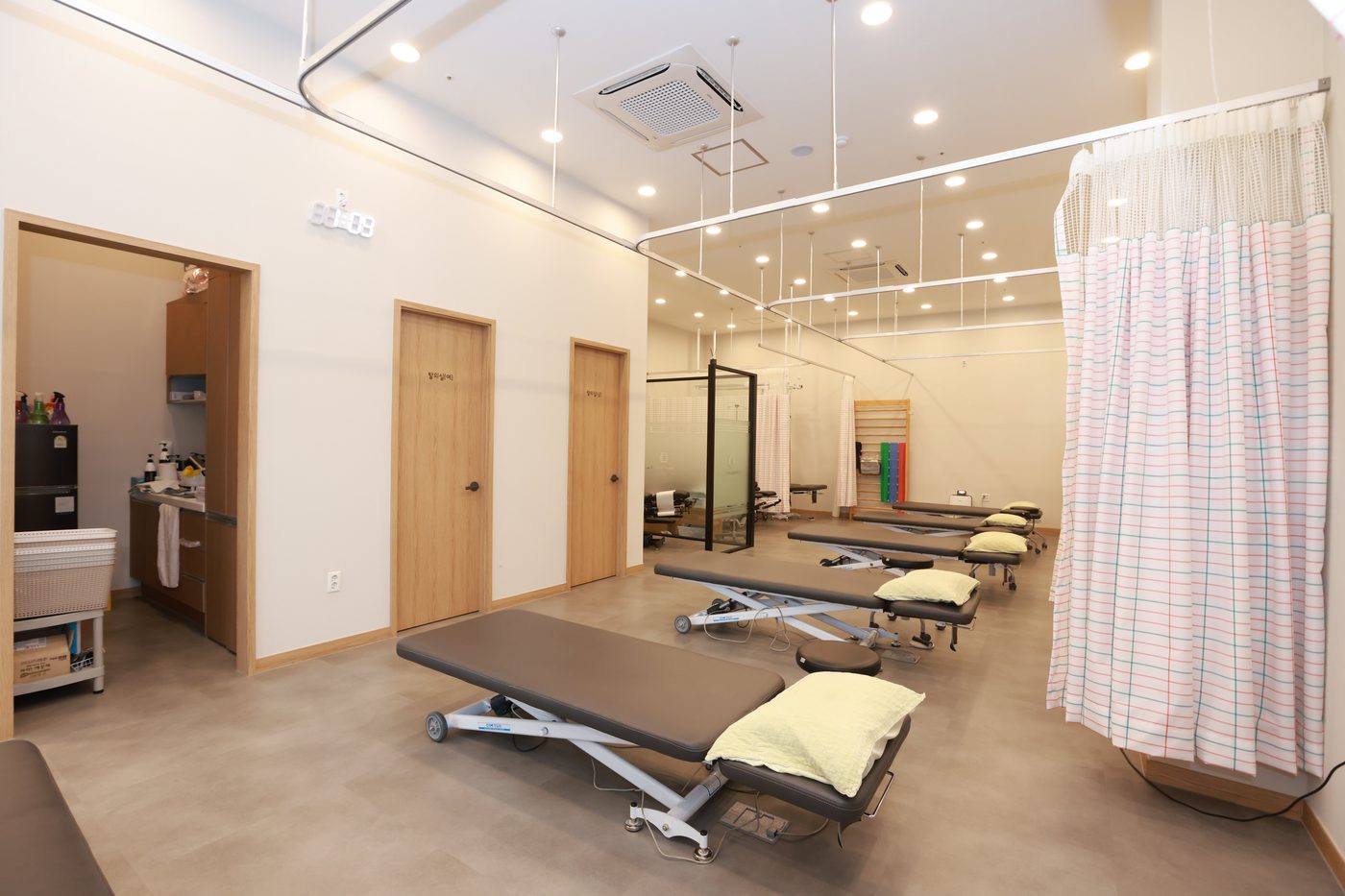 마디손정형외과병원 장비를 갖춘 진료 공간
