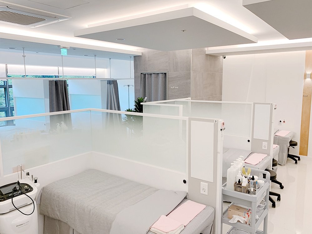 뮤즈의원 안양점 장비를 갖춘 진료 공간