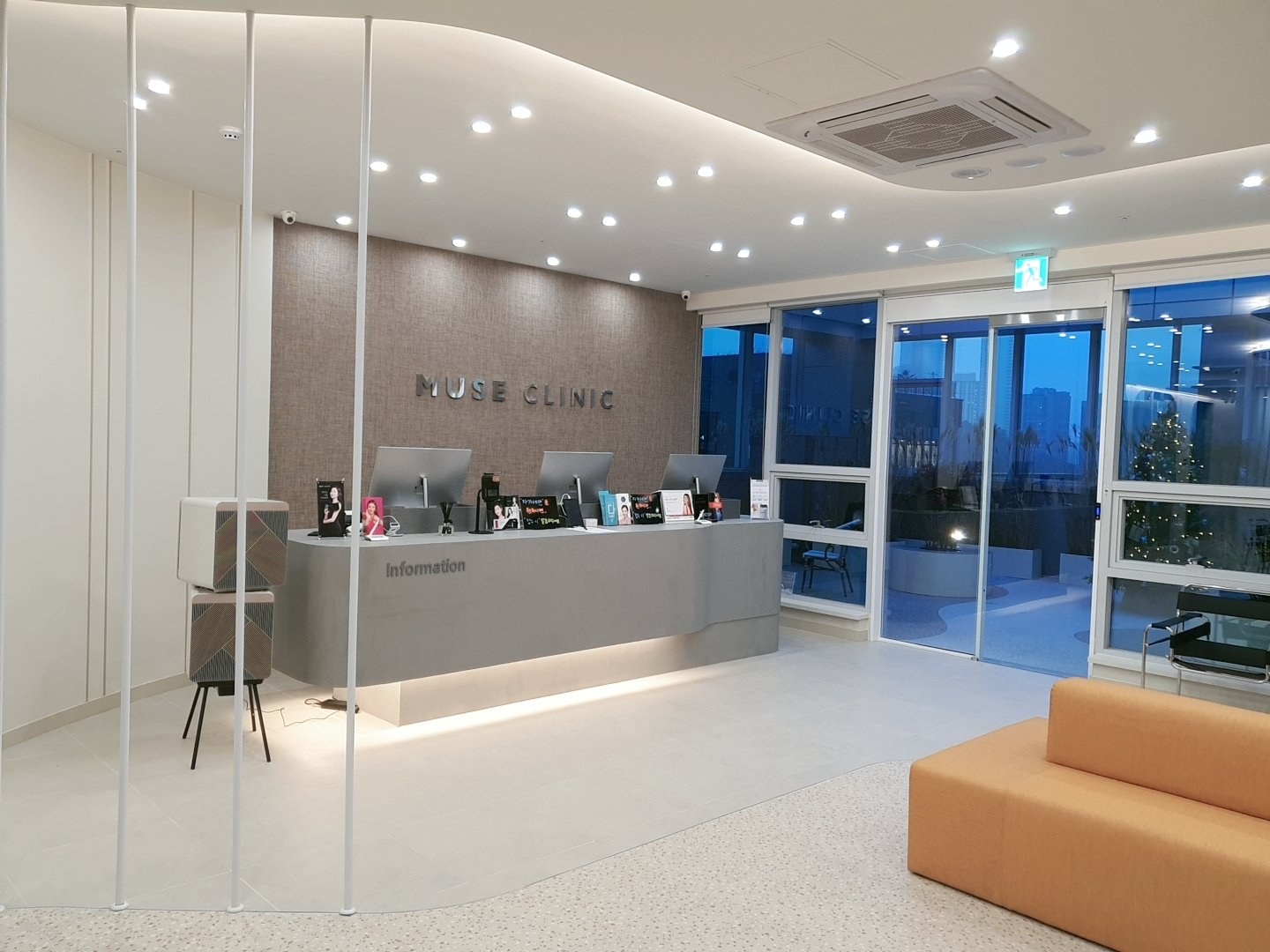뮤즈의원 동탄점 저녁의 접수 데스크